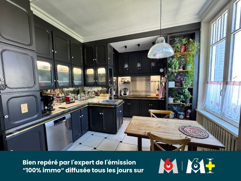 
                                                Vente
                                                 Magnifique maison familiale de caractère avec jardin paysager, piscine chauffée et prestations de qualité