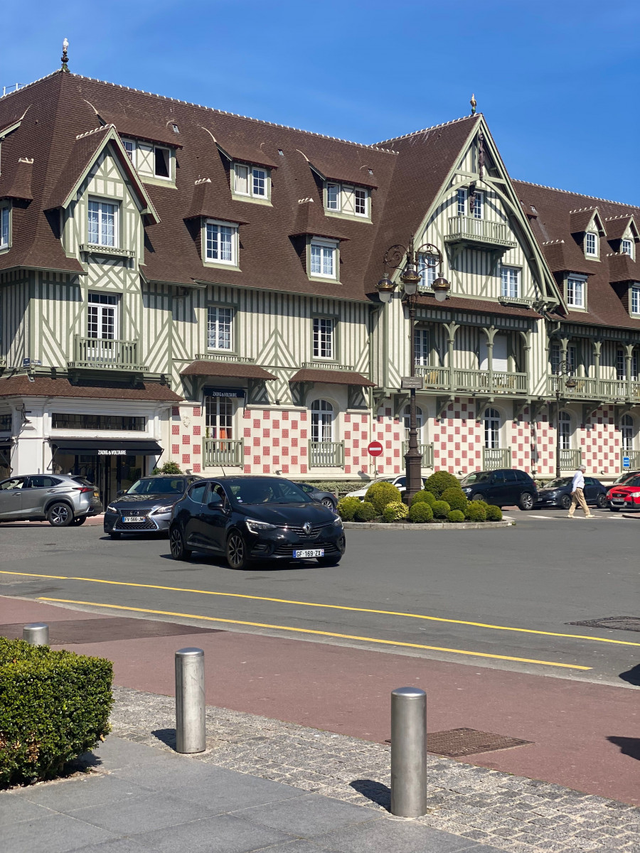 
                                                Location
                                                 Magnifique Rez de jardin sur les hauteurs de Deauville (loyer tout inclus)