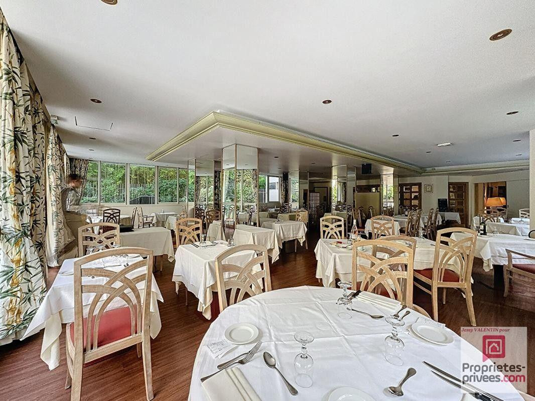 
                                                Location
                                                 Magnifique studio 33m² très lumineux en bon état.