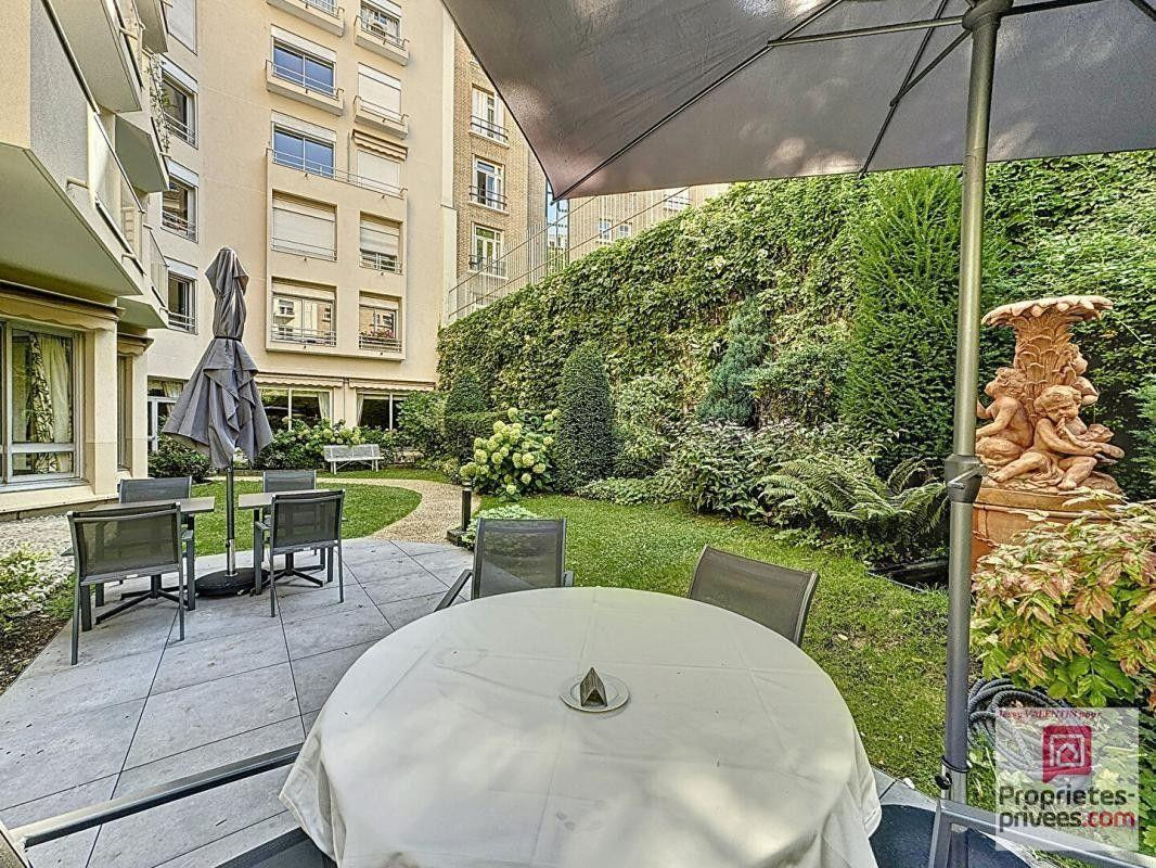 
                                                Location
                                                 Magnifique studio 33m² très lumineux en bon état.