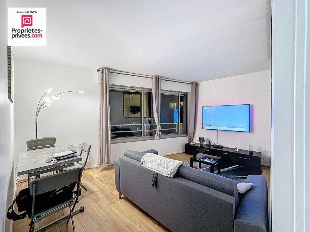 
                                                Location
                                                 Magnifique studio 33m² très lumineux en bon état.