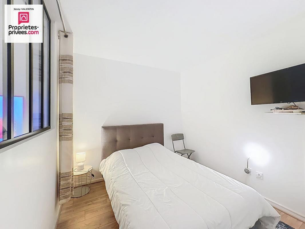 
                                                Location
                                                 Magnifique studio 33m² très lumineux en bon état.