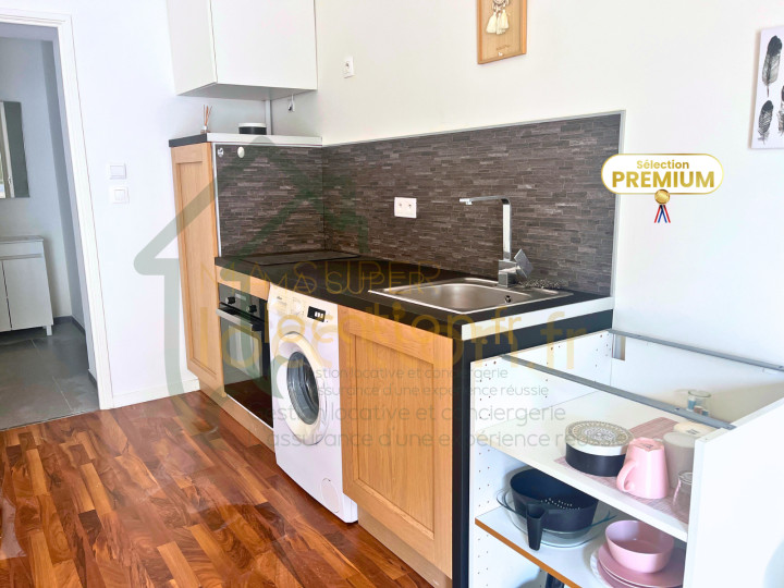 
                                                Location
                                                 Magnifique studio meublé, complètement rénové