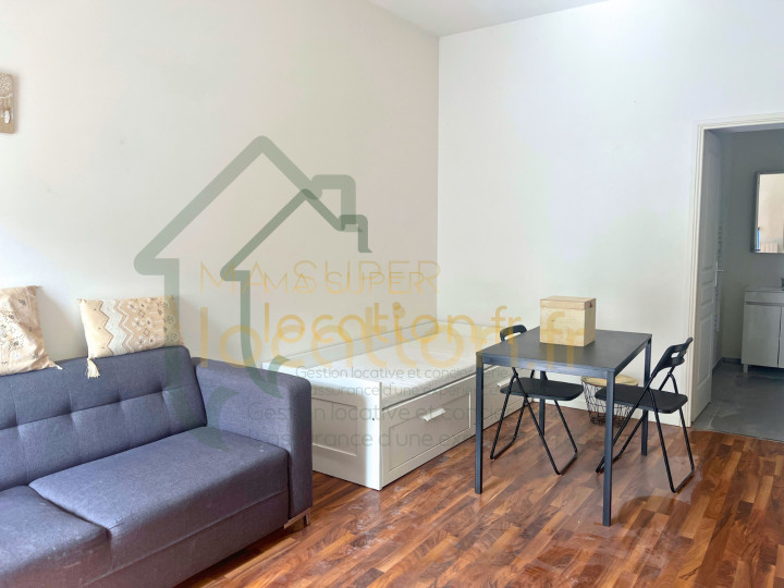 
                                                Location
                                                 Magnifique studio meublé, complètement rénové