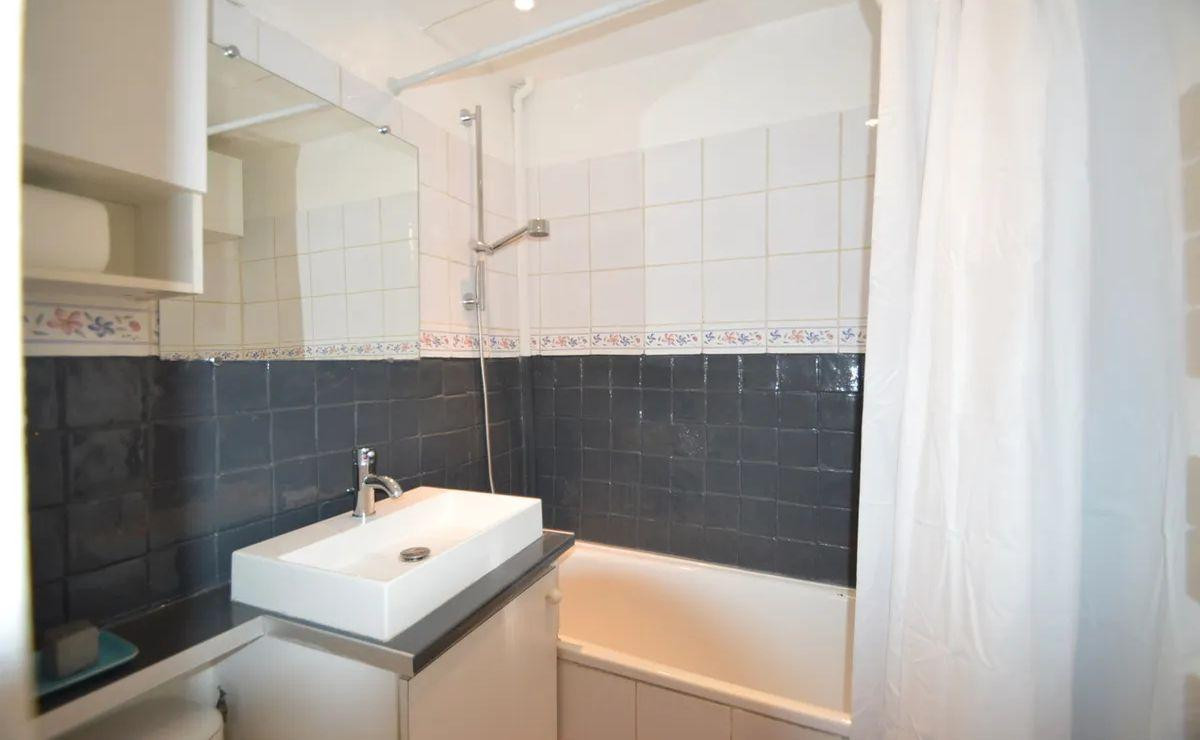 
                                                Location
                                                 Magnifique T2 meublé 35m2 terrasse au centre d'Aix