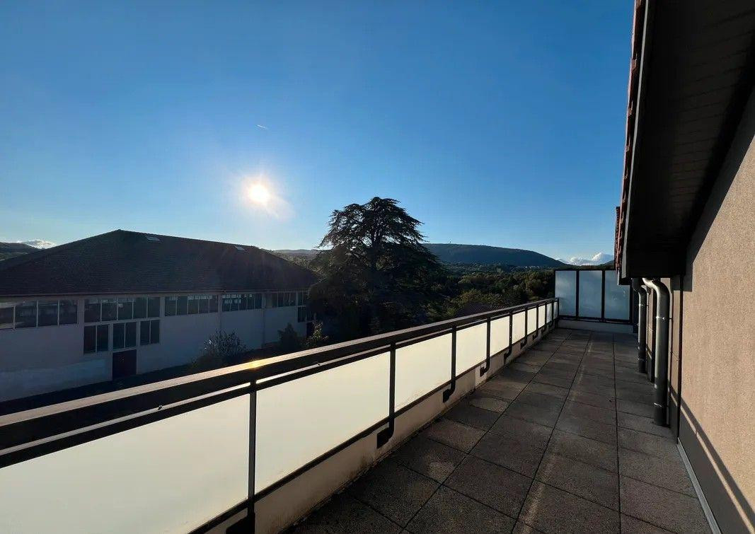 
                                                Location
                                                 Magnifique T3 meublé 75 m² avec terrasse de 29 m²