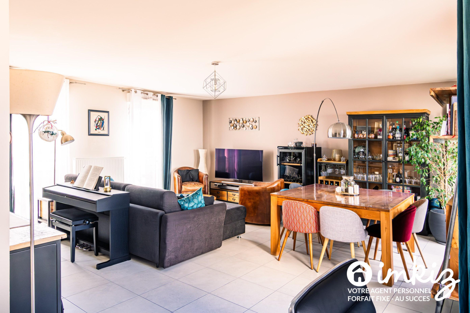 
                                                Vente
                                                 Magnifique T4 de 111m² avec "rooftop" et garage.