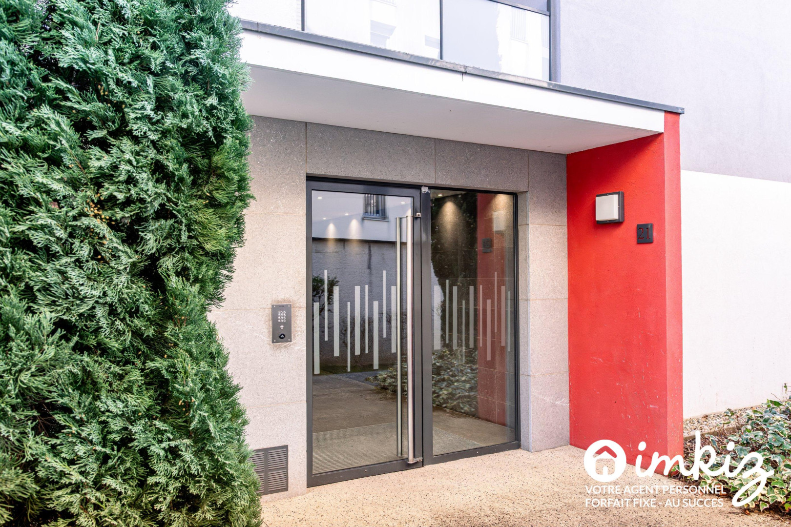 
                                                Vente
                                                 Magnifique T4 de 111m² avec "rooftop" et garage.