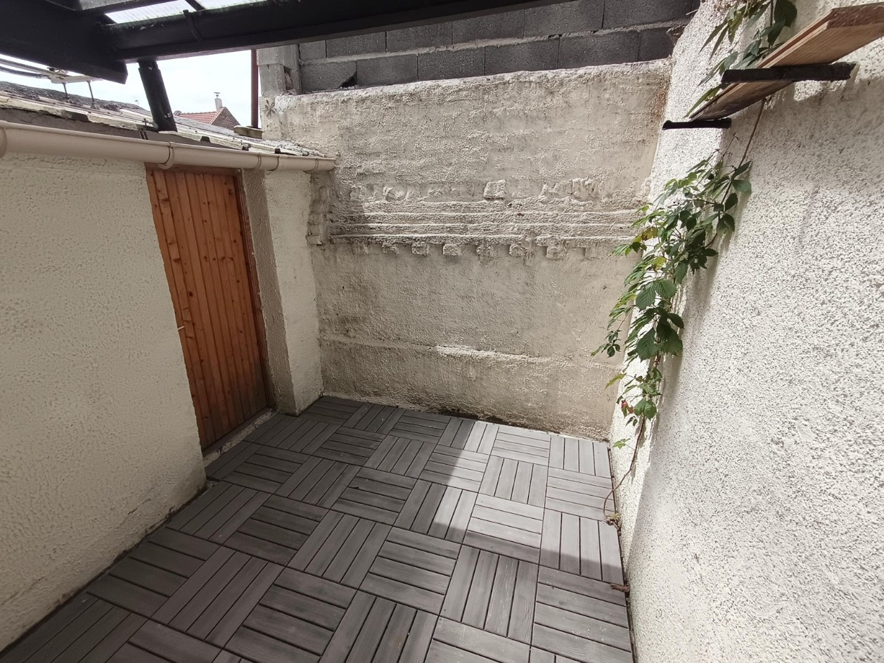 
                                                Location
                                                 Maison 1 chambre et cour, quartier Saint-Pierre