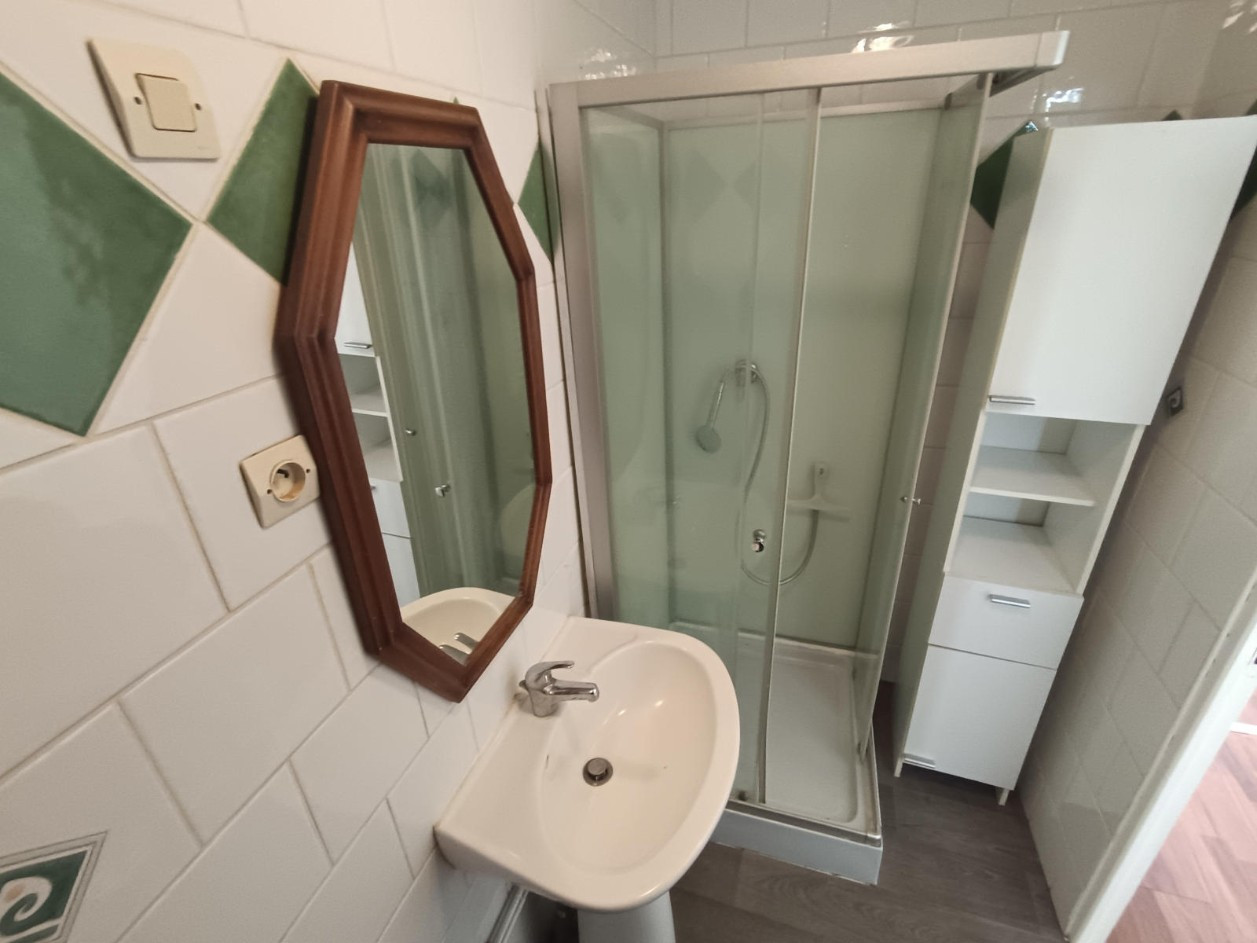 
                                                Location
                                                 Maison 1 chambre et cour, quartier Saint-Pierre