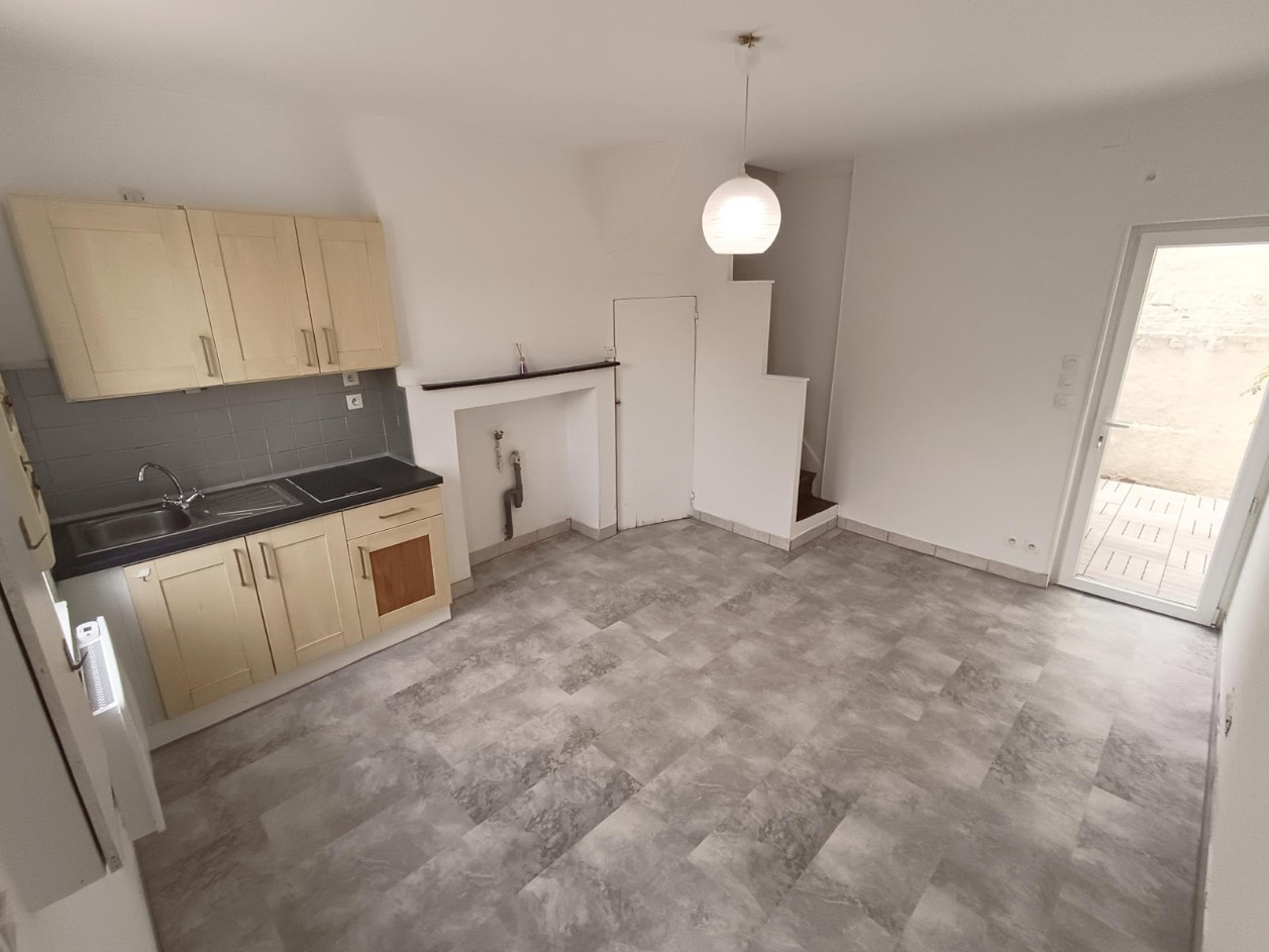 
                                                Location
                                                 Maison 1 chambre et cour, quartier Saint-Pierre