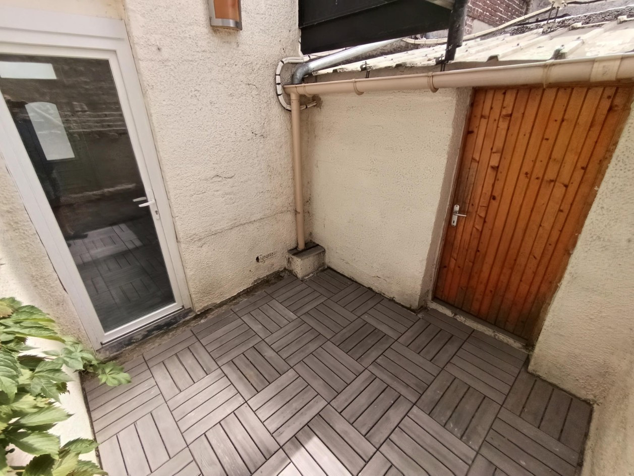 
                                                Location
                                                 Maison 1 chambre et cour, quartier Saint-Pierre