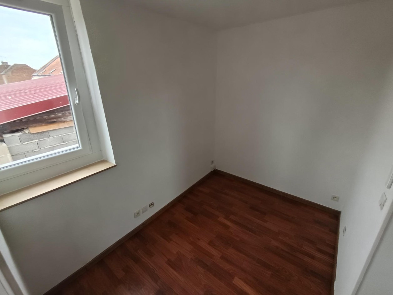 
                                                Location
                                                 Maison 1 chambre et cour, quartier Saint-Pierre