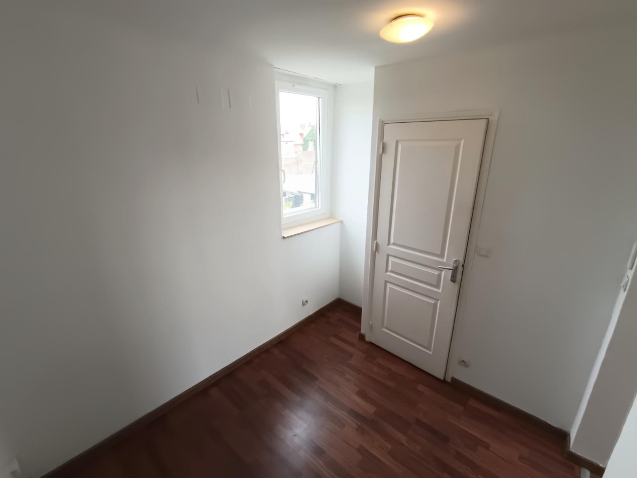 
                                                Location
                                                 Maison 1 chambre et cour, quartier Saint-Pierre
