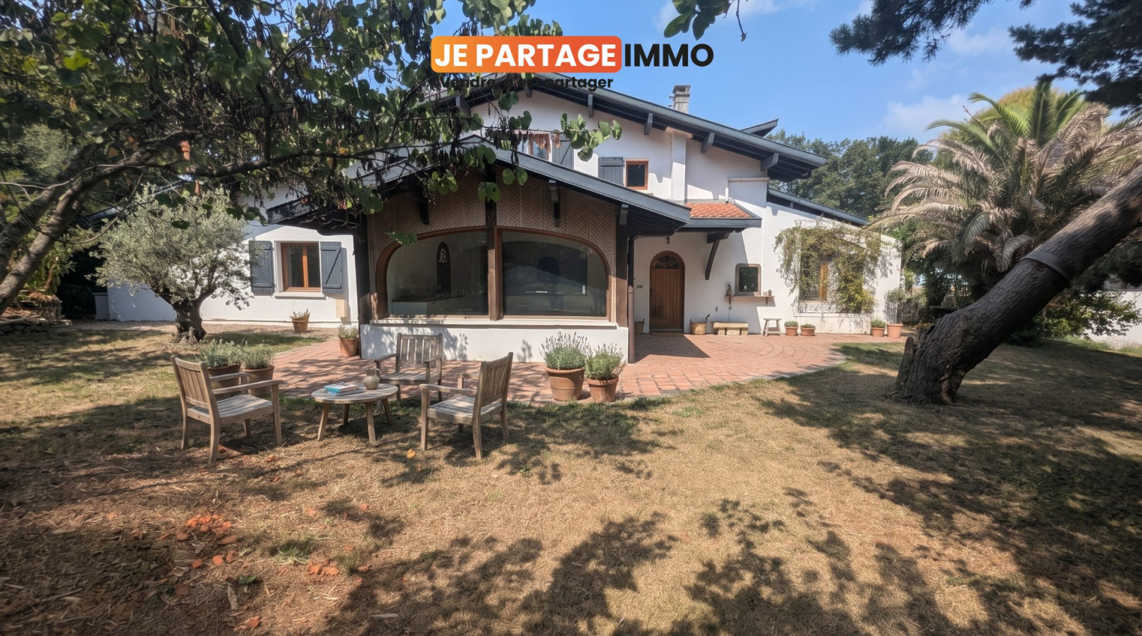
                                                Vente
                                                 Maison 10 pièces 240m2 avec jardin 2500m2 piscinable