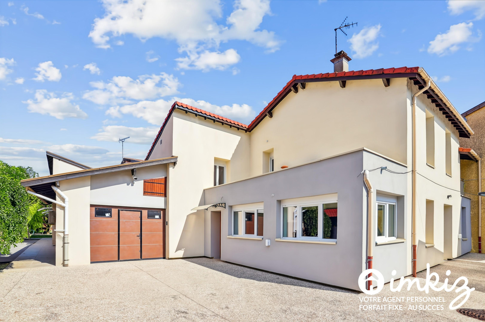 
                                                Vente
                                                 Maison 10 pièces de 285m² avec piscine