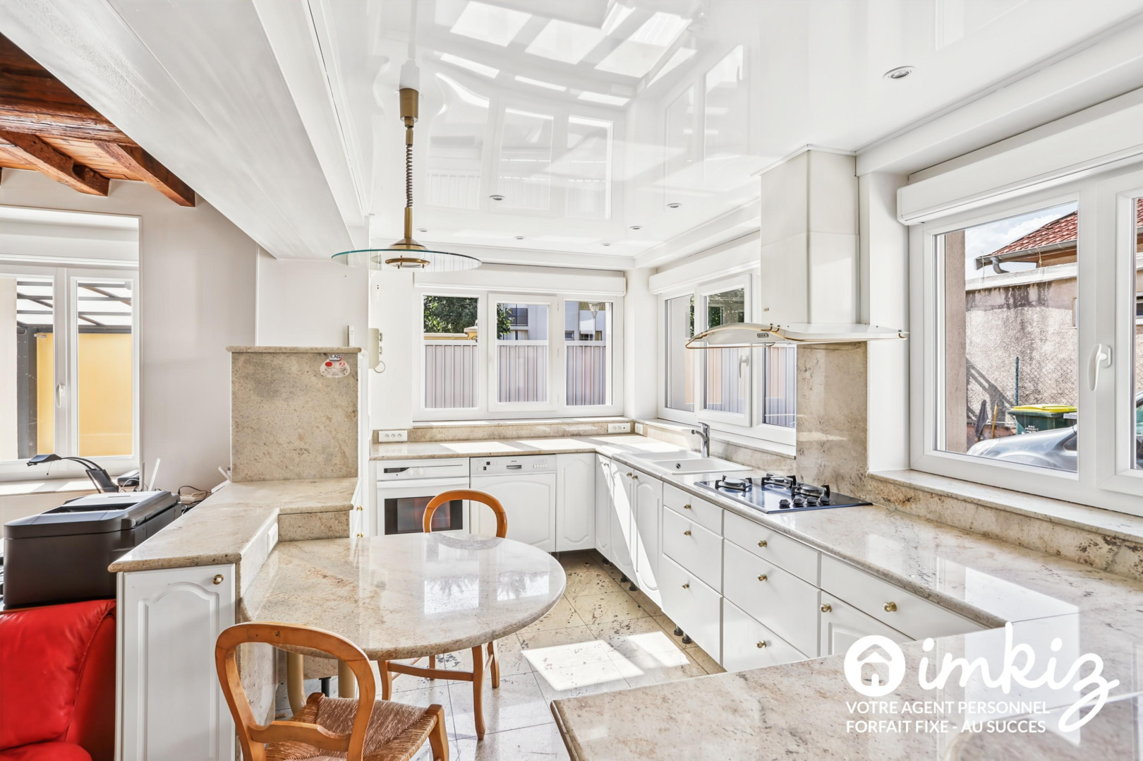 
                                                Vente
                                                 Maison 10 pièces de 285m² avec piscine