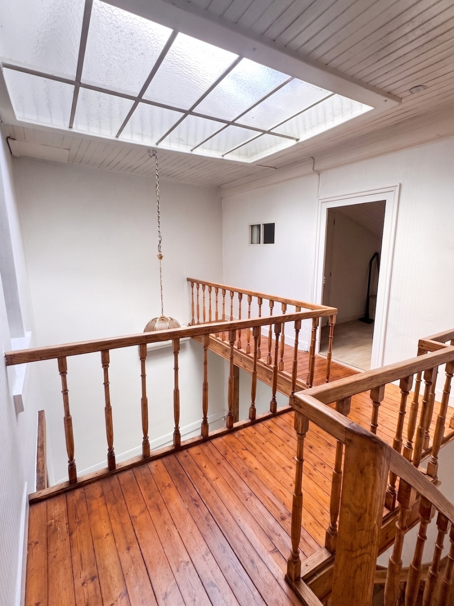 
                                                Vente
                                                 Maison 150m² + Garage 200m² sur 4000m²