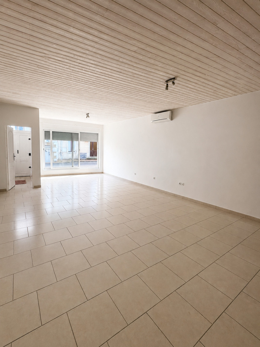 
                                                Vente
                                                 Maison 150m² + Garage 200m² sur 4000m²