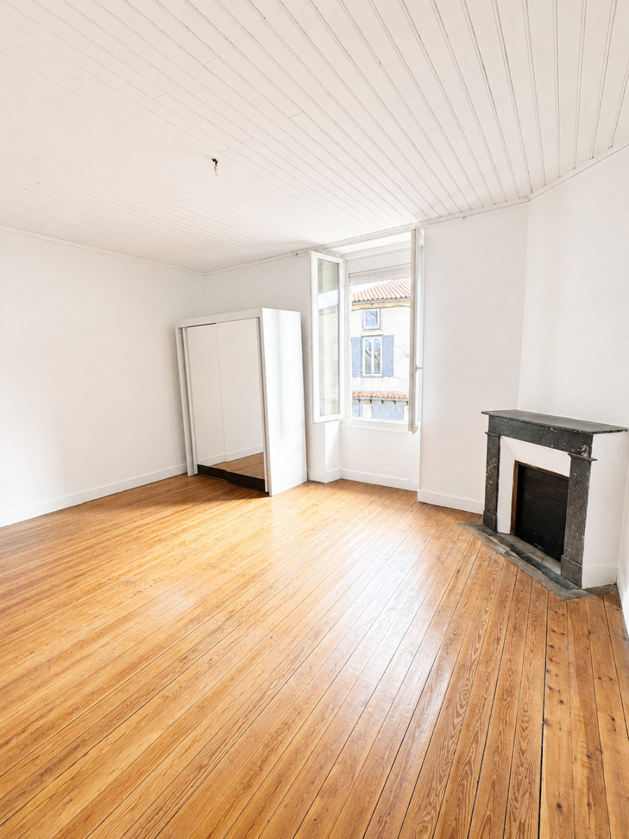 
                                                Vente
                                                 Maison 150m² + Garage 200m² sur 4000m²
