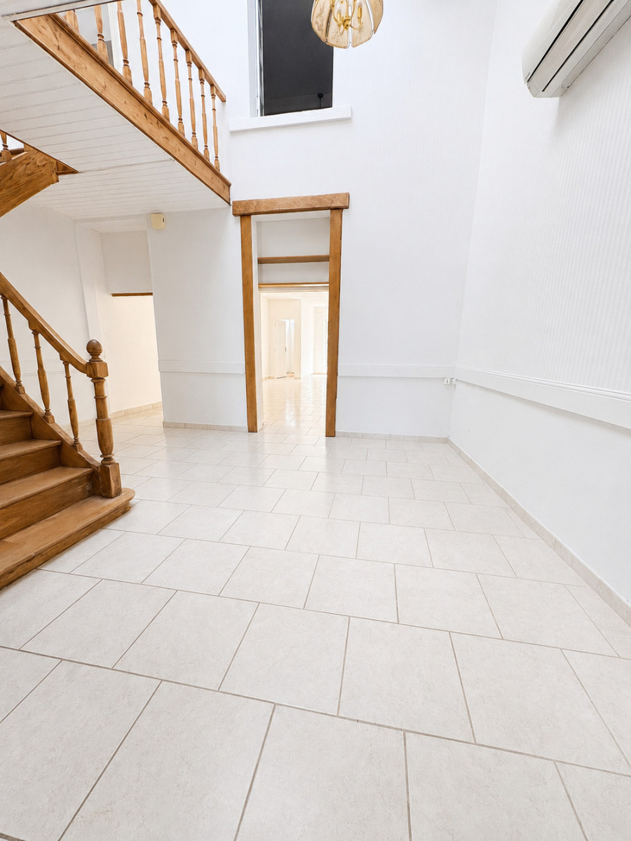 
                                                Vente
                                                 Maison 150m² + Garage 200m² sur 4000m²