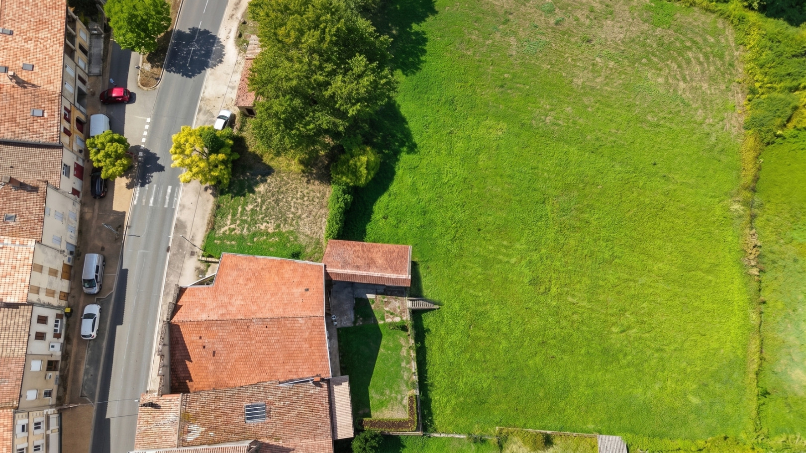 
                                                Vente
                                                 Maison 150m² + Garage 200m² sur 4000m²