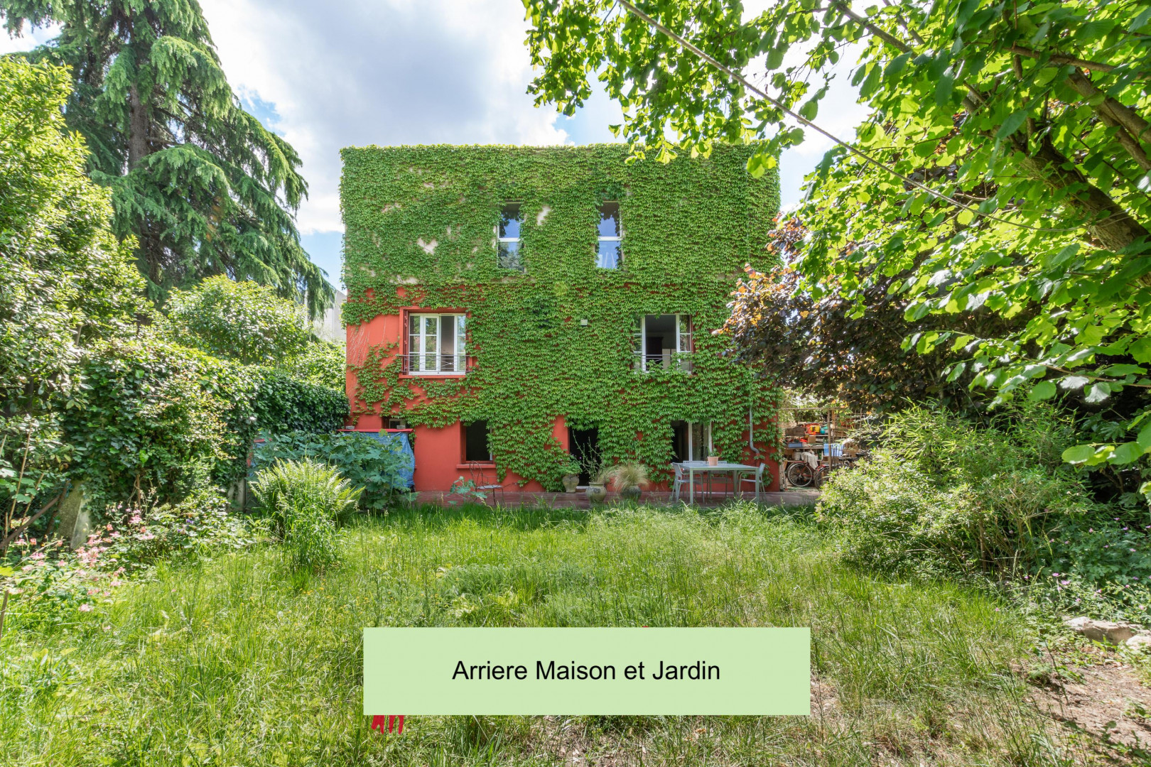 
                                                Vente
                                                 Maison 2 accès dont 1 pro, dans beau jardin
