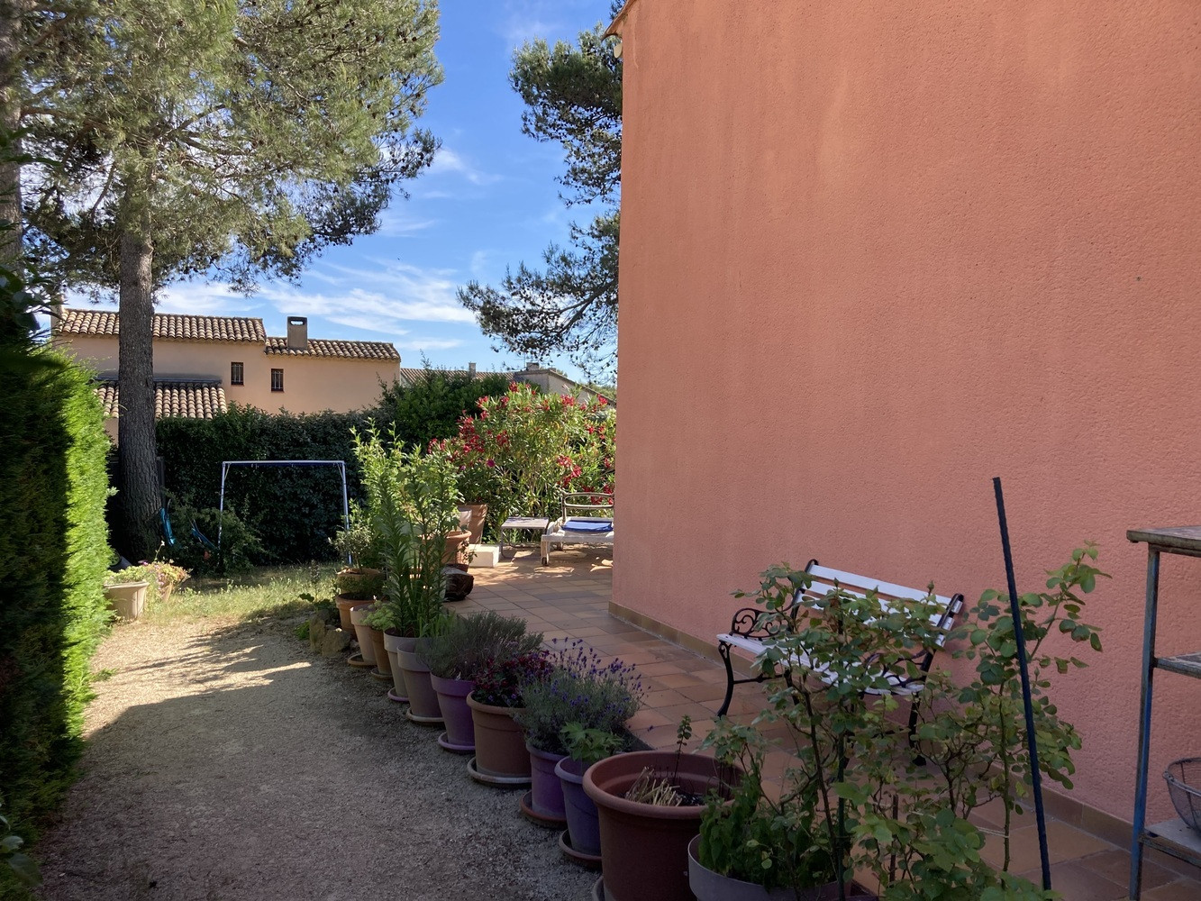 
                                                Vente
                                                 maison 2 chambres + 2 pkg et piscine commune