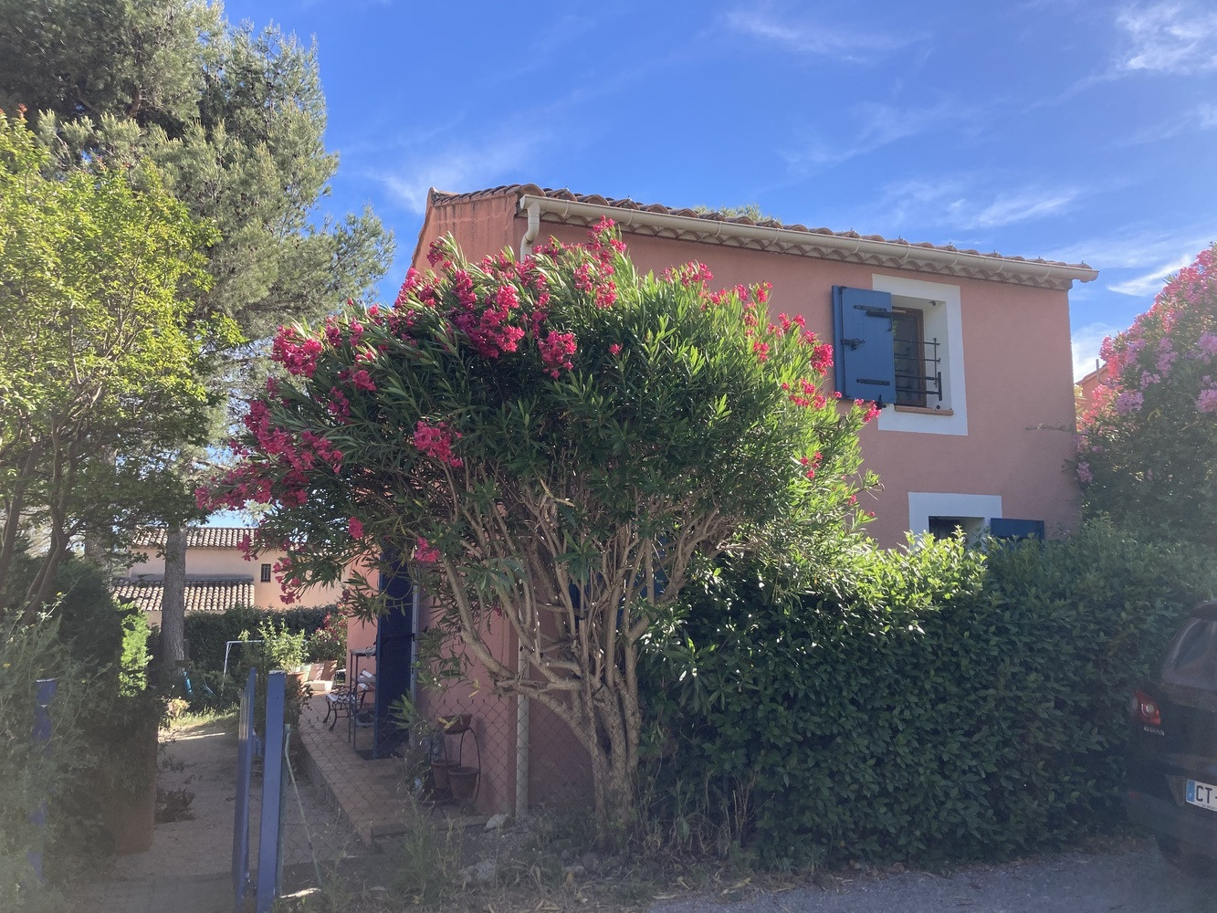 
                                                Vente
                                                 maison 2 chambres + 2 pkg et piscine commune