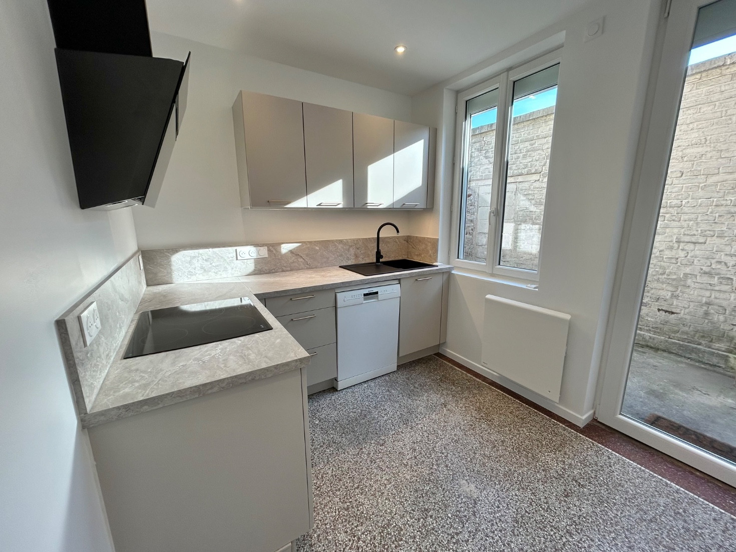 
                                                Location
                                                 Maison 2 chambres avec cour proche gare