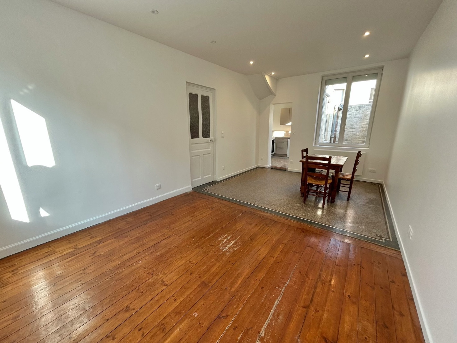 
                                                Location
                                                 Maison 2 chambres avec cour proche gare