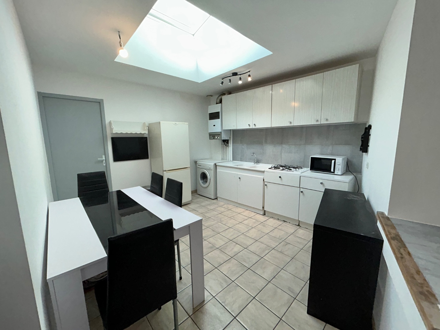 
                                                Vente
                                                 Maison 2 chambres, bureau et cour