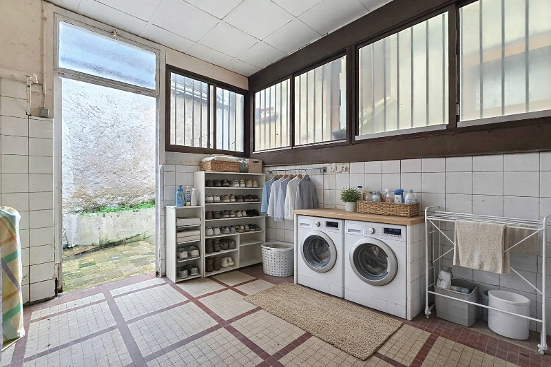 
                                                Vente
                                                 Maison  2 chambres- jardin- double garage + un T2 loué en RDC : un achat malin en plein centre de CHÂTEAU-RENAULT