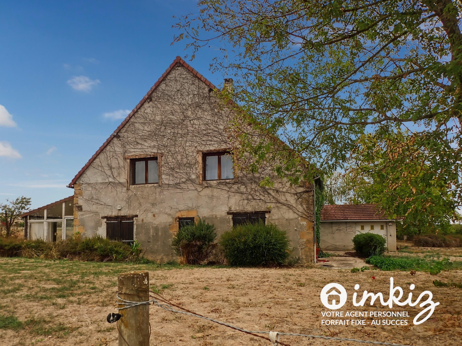 
                                                Vente
                                                 Maison 2 niveaux, grand terrain  aménageable