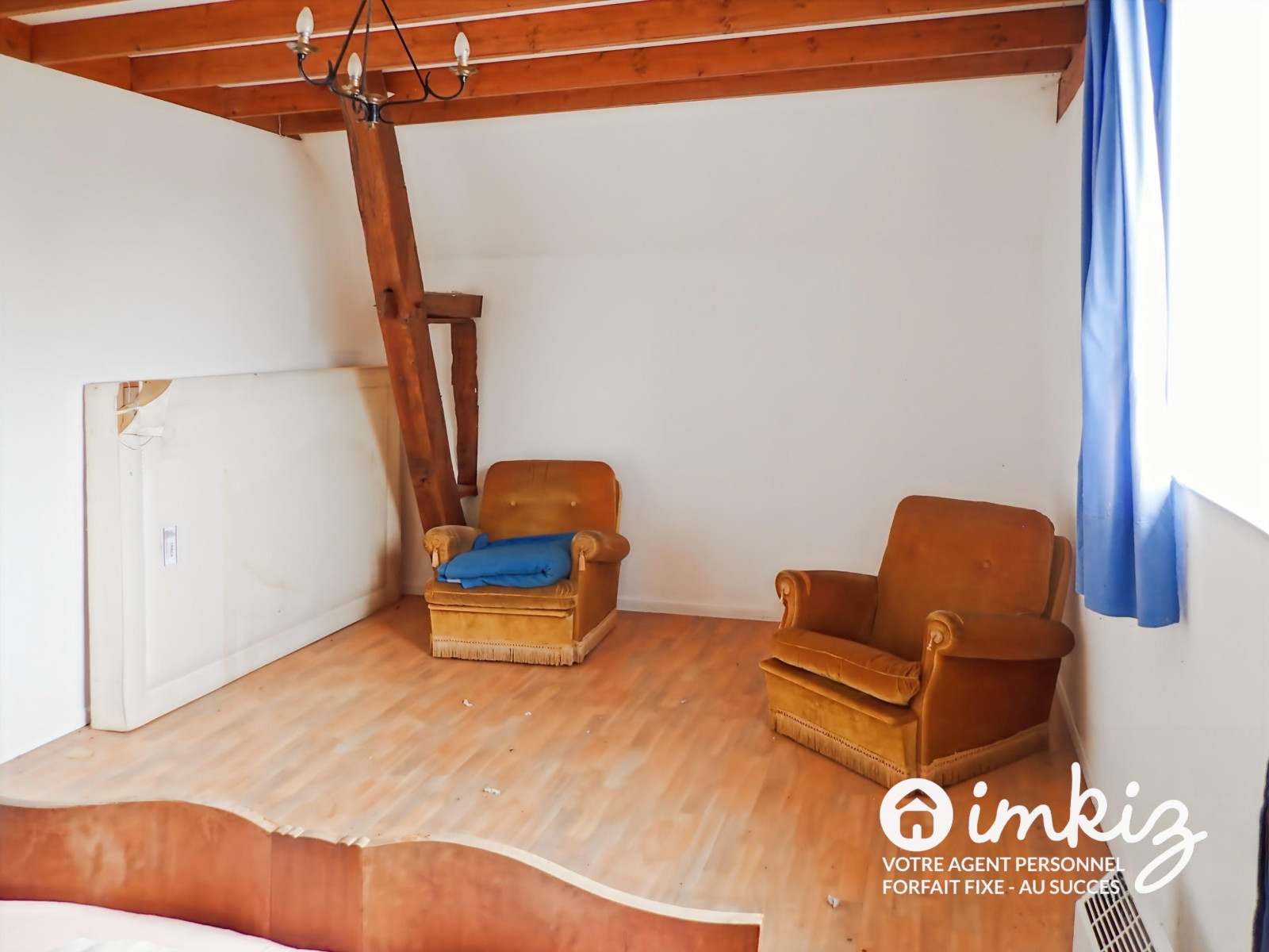 
                                                Vente
                                                 Maison 2 niveaux, grand terrain  aménageable