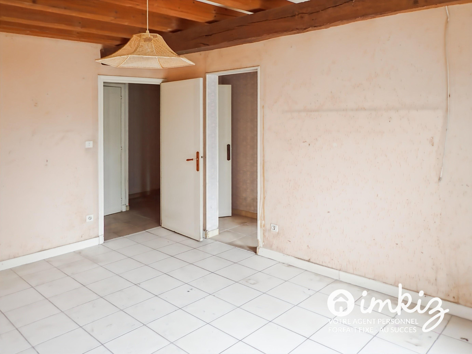 
                                                Vente
                                                 Maison 2 niveaux, grand terrain  aménageable