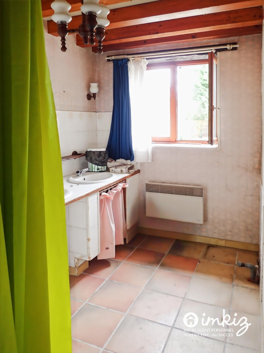 
                                                Vente
                                                 Maison 2 niveaux, grand terrain  aménageable
