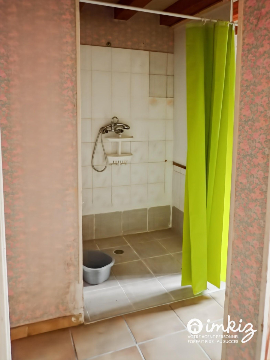 
                                                Vente
                                                 Maison 2 niveaux, grand terrain  aménageable
