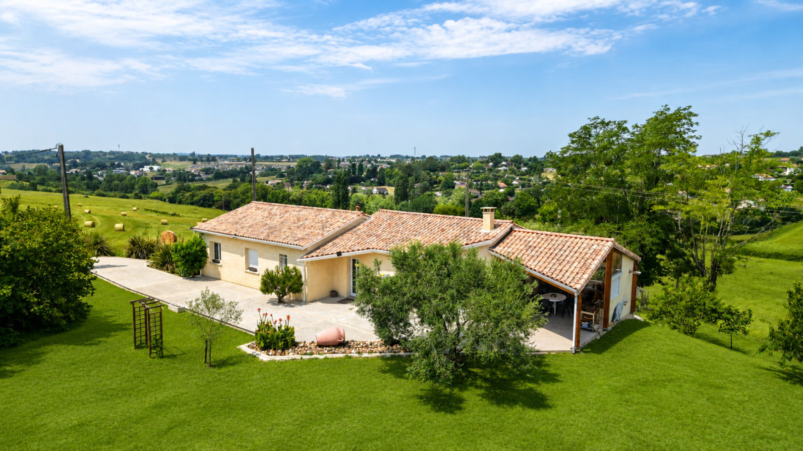 
                                                Vente
                                                 Maison 200 m² avec studio indépendant