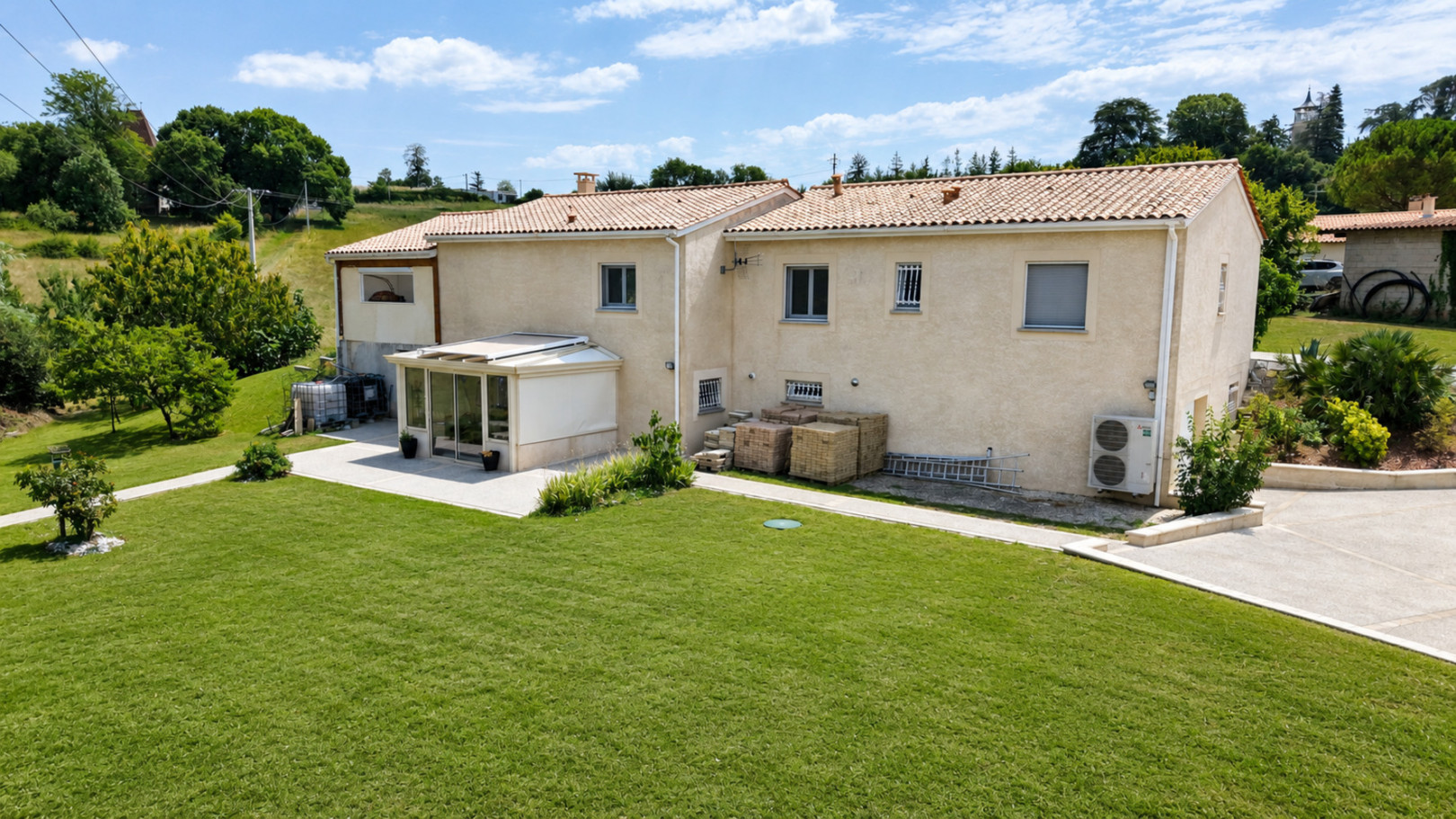 
                                                Vente
                                                 Maison 200 m² avec studio indépendant