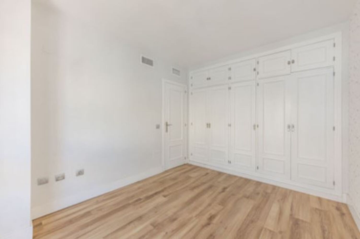 
                                                Vente
                                                 Maison 4 ch. avec garage à Marbella