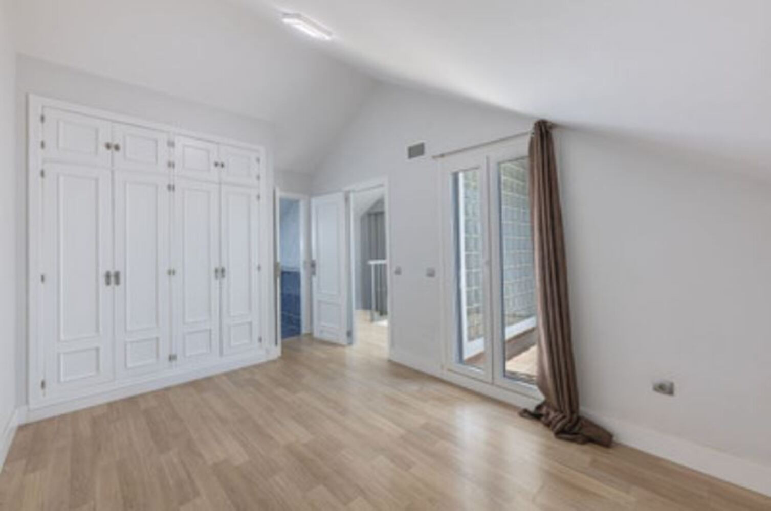 
                                                Vente
                                                 Maison 4 ch. avec garage à Marbella