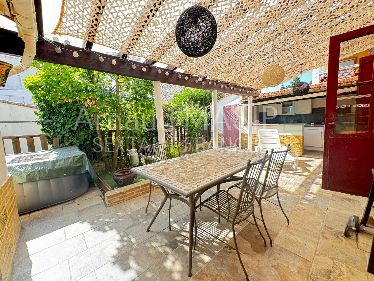 
                                                Vente
                                                 MAISON 4 CH, GARAGE, TERRASSE, CUISINE ETE, JARDIN - PROCHE QUILLAN CENTRE  