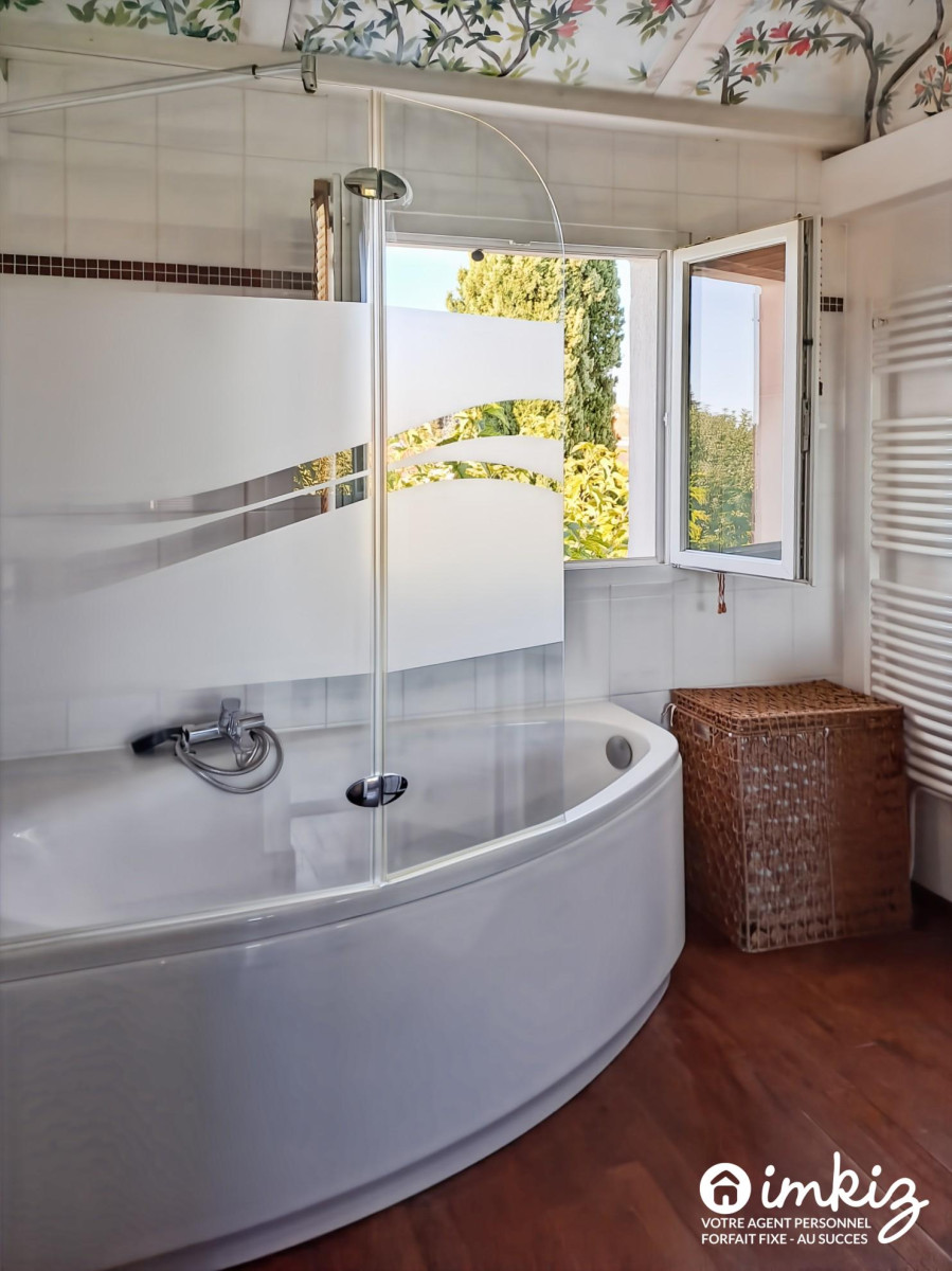 
                                                Vente
                                                 Maison 4 chambres 145 m² avec piscine et garage