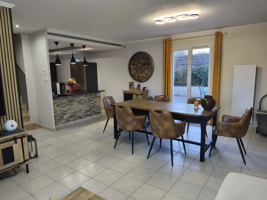 
                                                Vente
                                                 MAISON 4 CHAMBRES