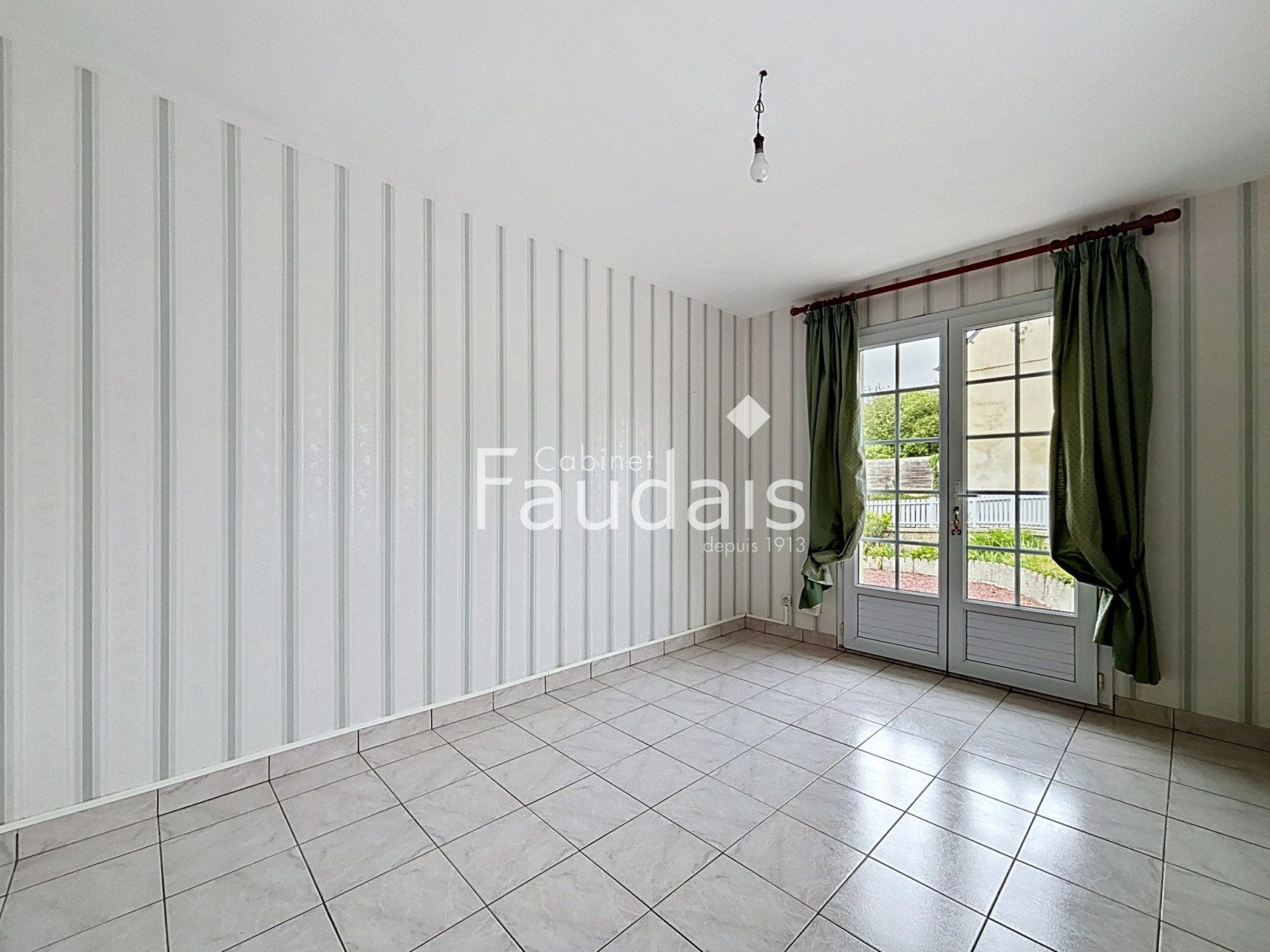 
                                                Vente
                                                 MAISON 4 CHAMBRES AVEC DEPENDANCE