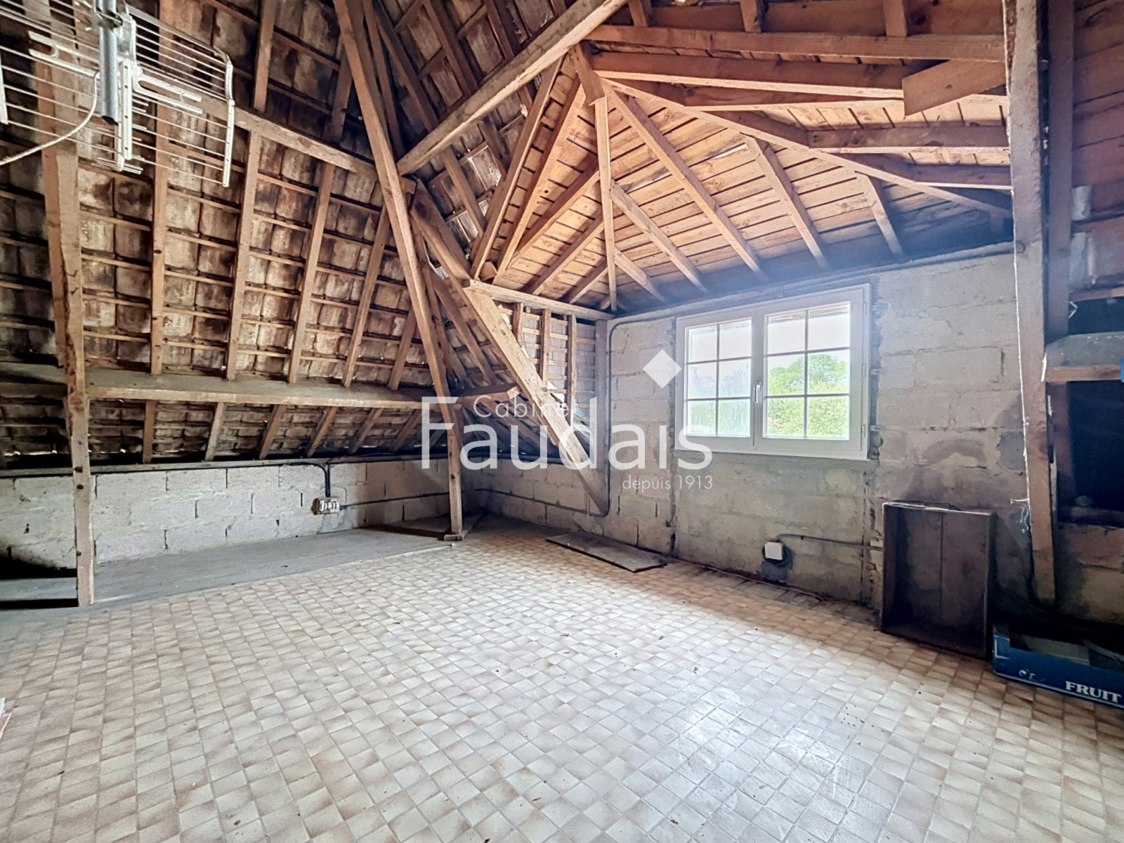 
                                                Vente
                                                 MAISON 4 CHAMBRES AVEC DEPENDANCE