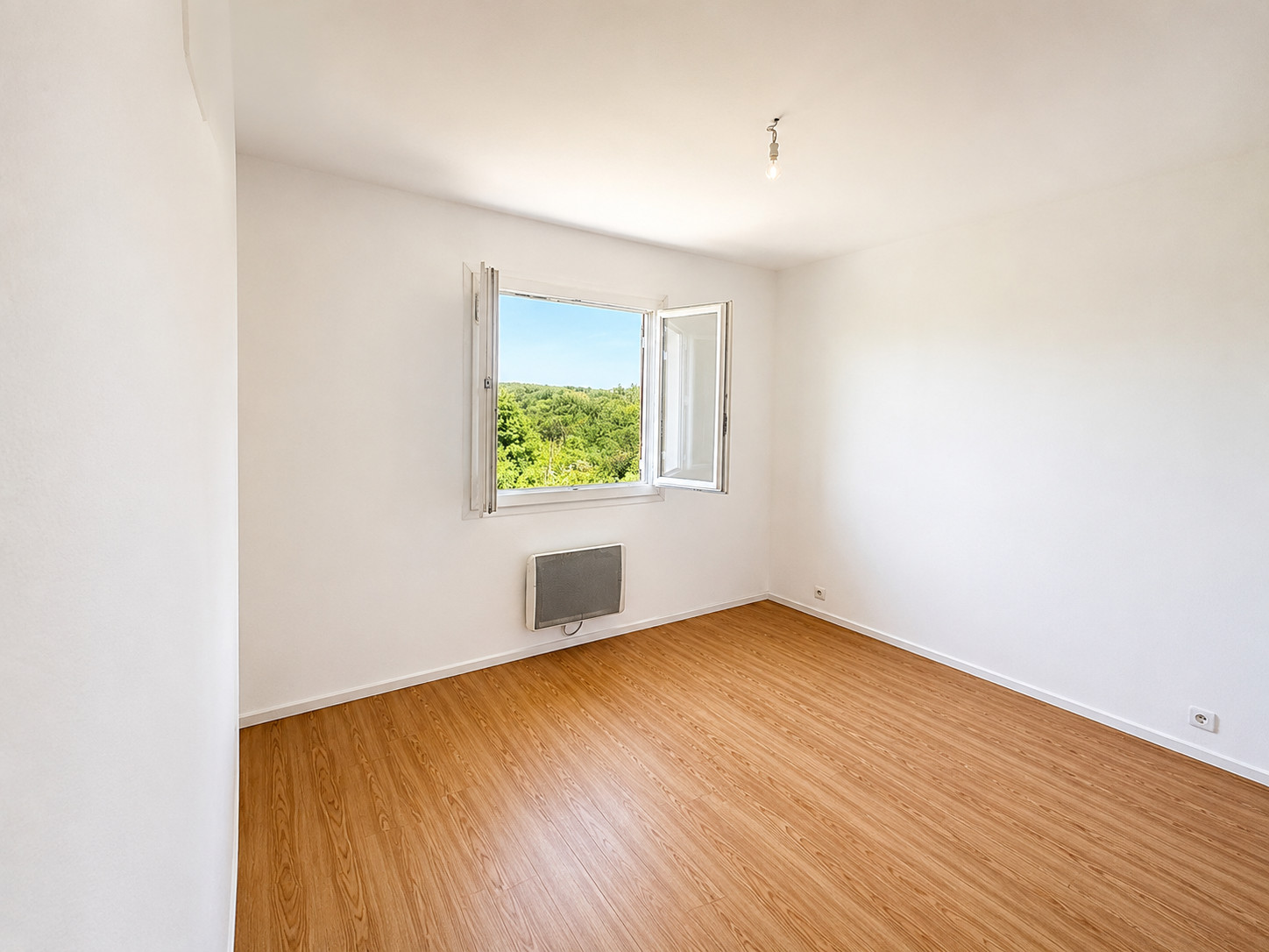 
                                                Vente
                                                 Maison 4 chambres avec vue dégagée – 98 m² – Terrain 450 m² – Villefontaine