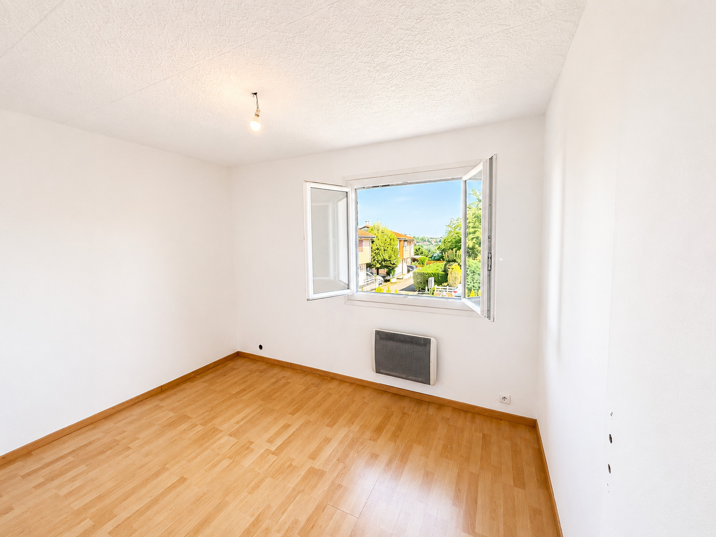 
                                                Vente
                                                 Maison 4 chambres avec vue dégagée – 98 m² – Terrain 450 m² – Villefontaine