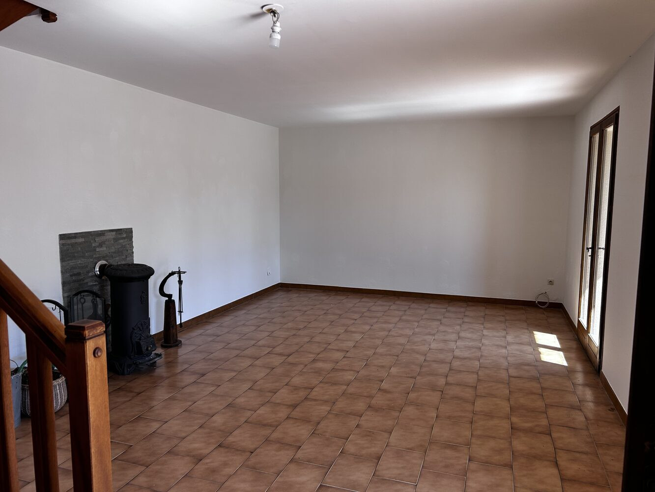 
                                                Vente
                                                 maison 4 chambres +bureau sur 750 m²
